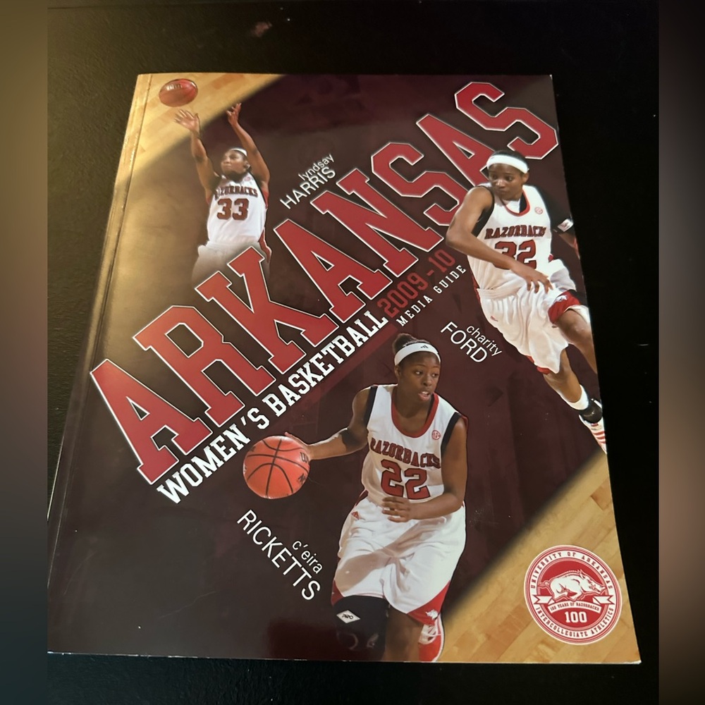 Women's Basketball 2009 Media Guide - Maroon